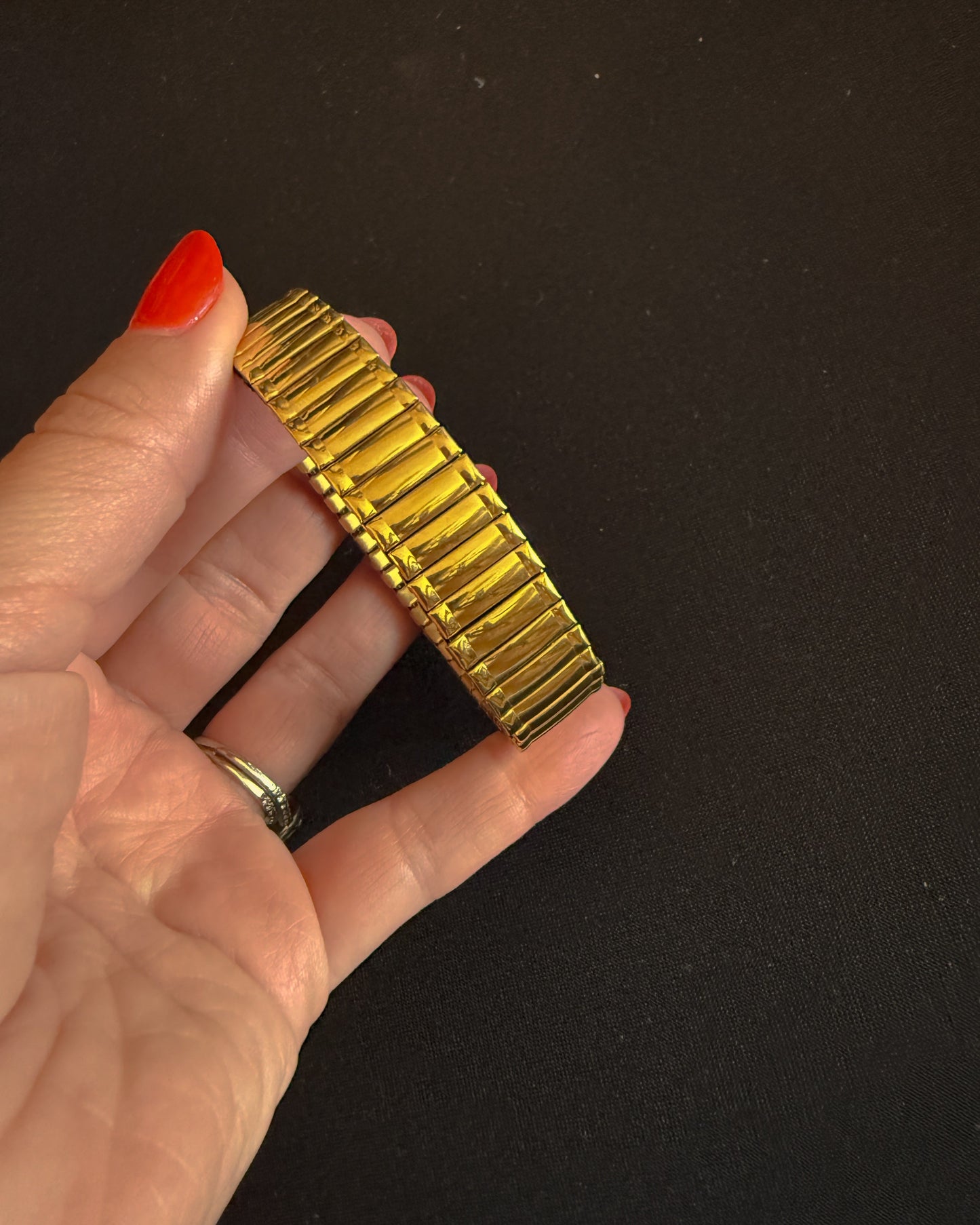 Wide grooved stretch cuff