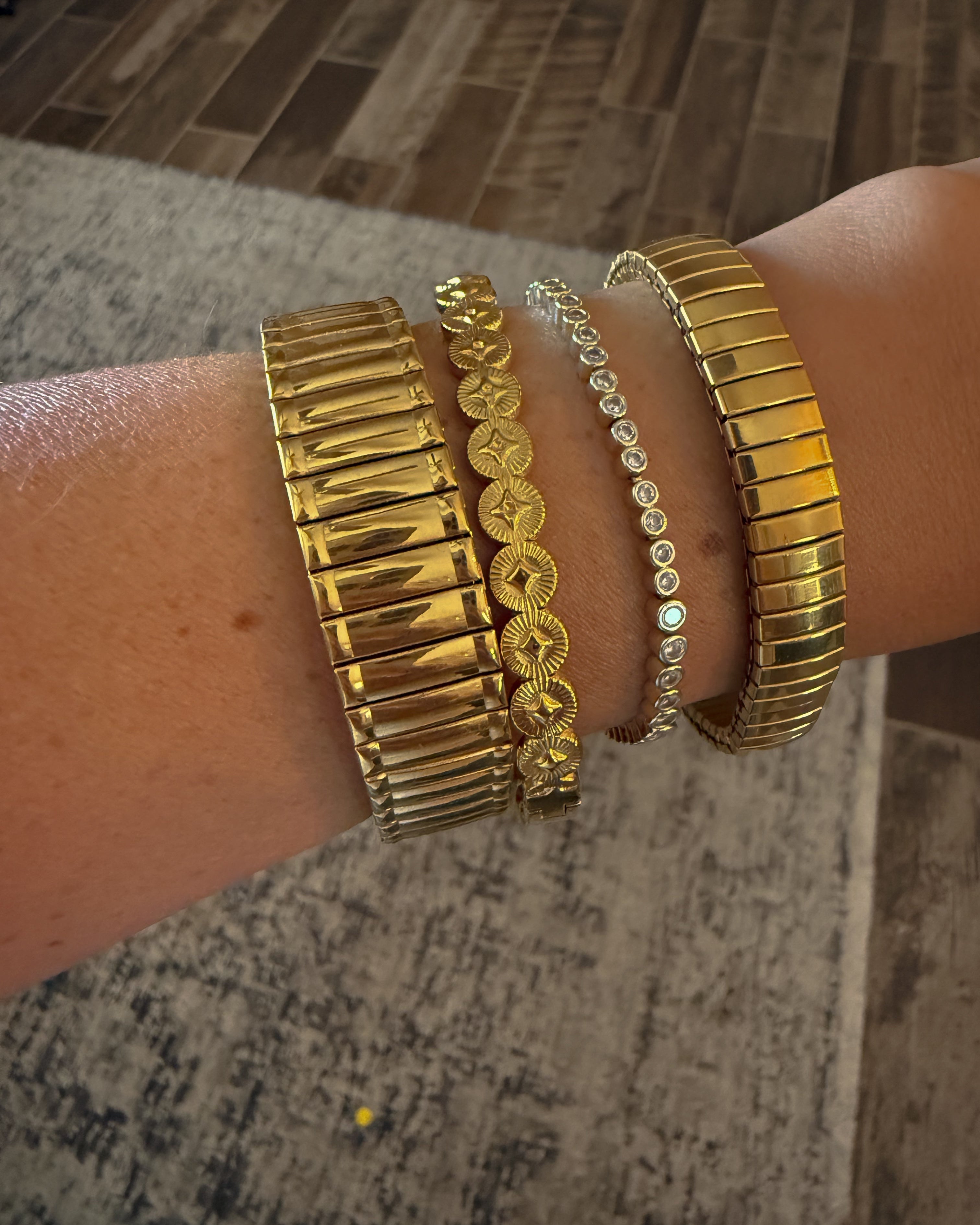 Wide grooved stretch cuff